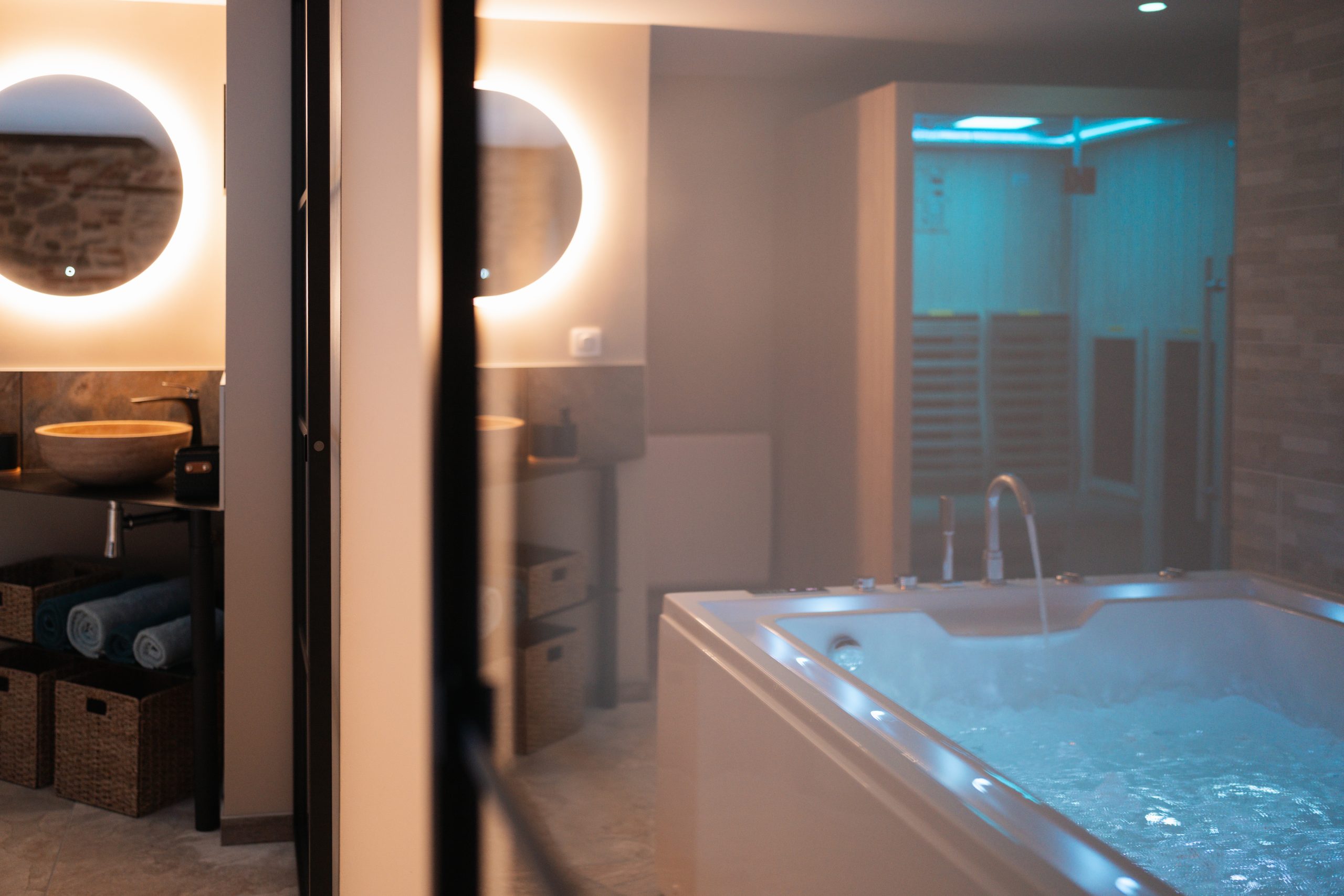 Espace bien-être avec balnéo lumineuse et sauna privatif dans la Love Room Aux Secrets des Arcs près de Cahors dans le Lot (Occitanie)